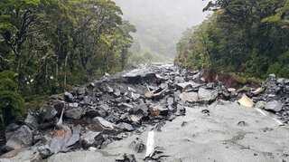 Flooding in New Zealand, thousands flee their homes