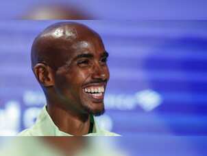 British runner Mo Farah crashes out of London Half Marathon citing injury