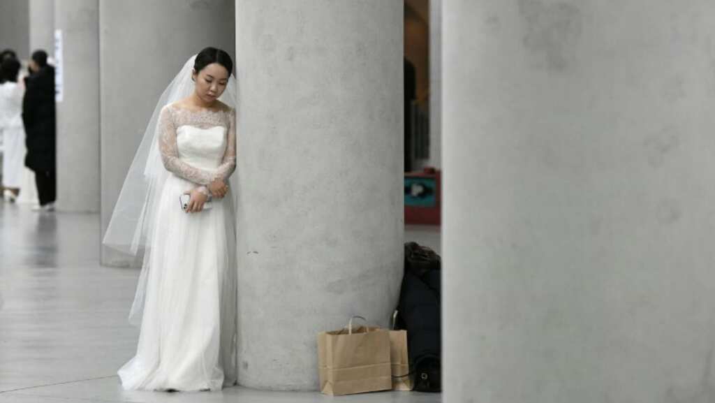 No food, no pictures: Wedding photographer deletes all pictures after she is denied breaks