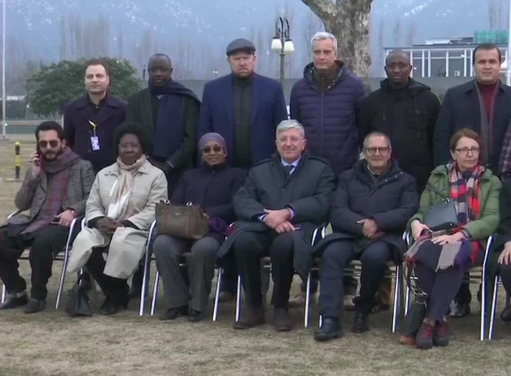 Second batch of 25 foreign envoys arrives in Srinagar