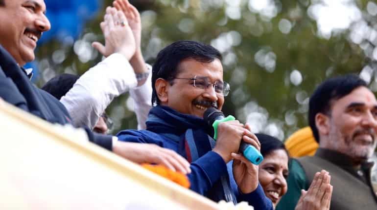 Kejriwal invites PM Modi for his swearing-in ceremony on Sunday