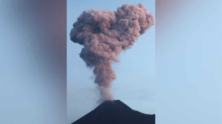 Indonesia: Caution advisory issued as Mount Merapi erupts
