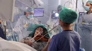 Violinist plays her instrument during her brain tumour surgery