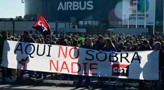 Spain: Thousands protest against Airbus after it announces layoff plans
