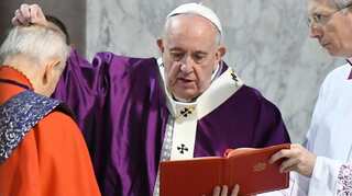 Give up social media trolling for Lent, Pope Francis urges followers