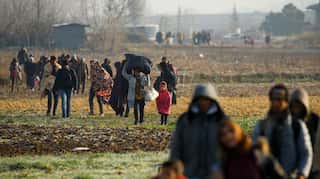 Migrants head to Greece as Turkey opens floodgates