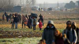 Migrants head to Greece as Turkey opens floodgates
