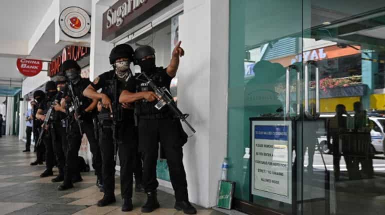 Disgruntled former security guard takes 30 hostages, in Manila shopping complex Disgruntled former security guard takes 30 hostages, in Manila shopping complex