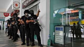 Disgruntled former security guard takes 30 hostages, in Manila shopping complex