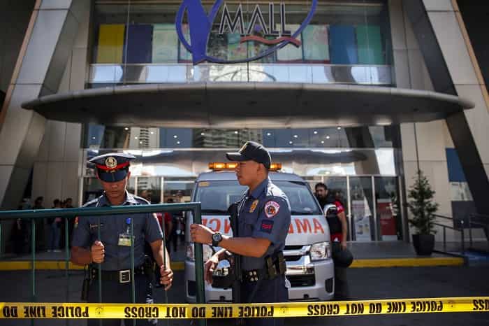 Manila shopping mall hostage-taker surrenders