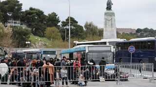 Greece blocks 35,000 migrants, plans to deport arrivals after March 1
