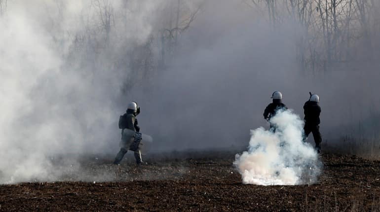 Migrants, police clash at Turkey-Greece border despite Erdogan-Putin ceasefire deal Migrants, police clash at Turkey-Greece border despite Erdogan-Putin ceasefire deal