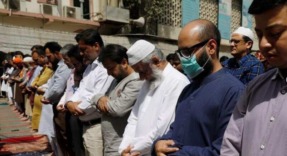 Pakistan struggles to rein in defiant clerics as COVID-19 cases near 7,500