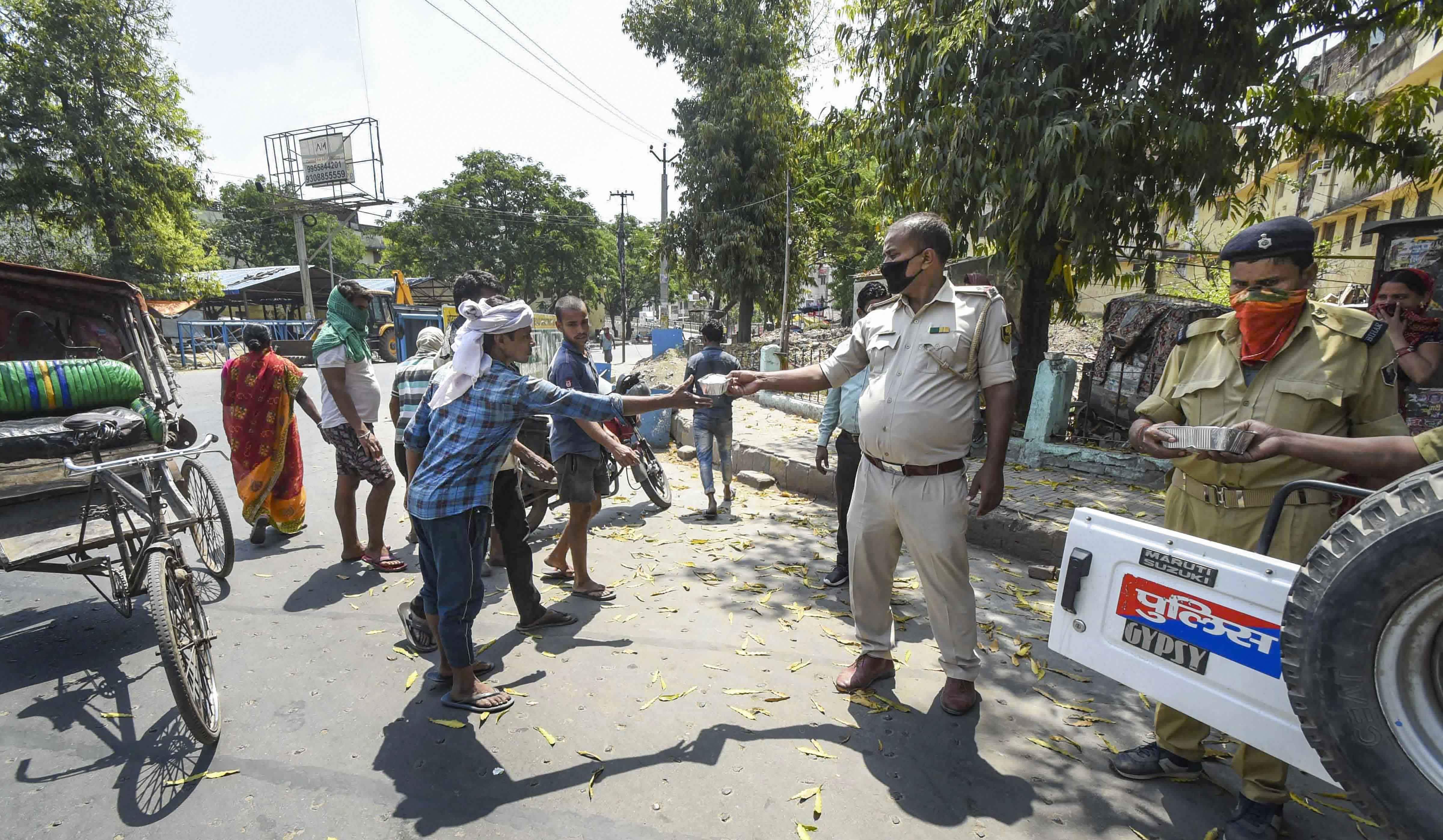 Bihar: Police, medical personnel attacked while trying to collect samples for COVID-19 tests Bihar: Police, medical personnel attacked while trying to collect samples for COVID-19 tests