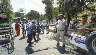 Maharashtra: Man assaults cop on lockdown duty, tries to set him afire