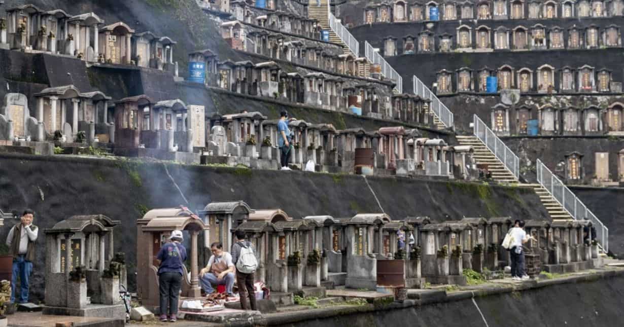 Mourners make online reservations to visit graves