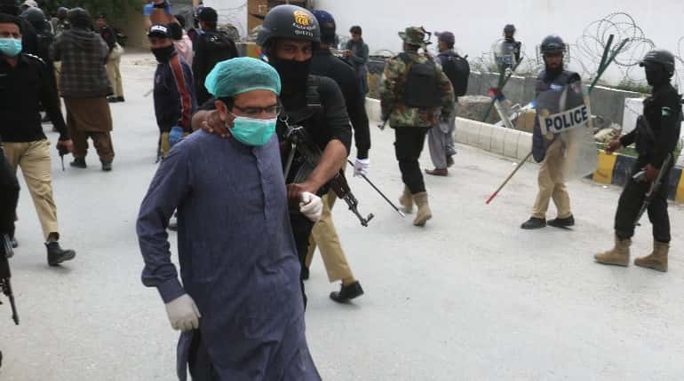 Pakistan: Police baton-charged doctors who were demanding protective gear to fight coronavirus Pakistan: Police baton-charged doctors who were demanding protective gear to fight coronavirus