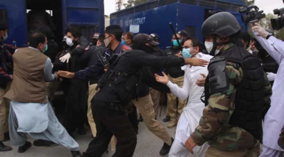 Pakistan: One woman, 20 others injured in stampede at coronavirus aid program Pakistan: One woman, 20 others injured in stampede at coronavirus aid program