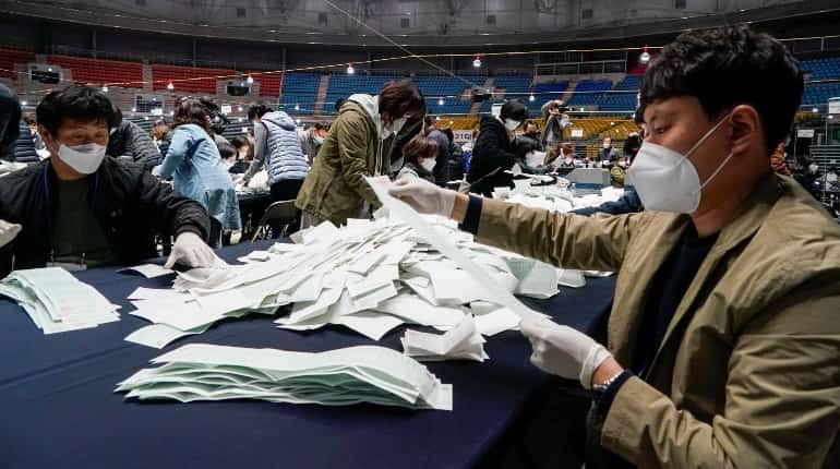 South Korea: Coronavirus success story guides Moon's party towards massive election win South Korea: Coronavirus success story guides Moon's party towards massive election win