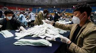 South Korea: Coronavirus success story guides Moon's party towards massive election win