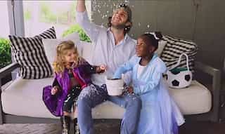 Thomas Rhett, daughters perform song from 'Frozen' for 'Disney Singalong Special'