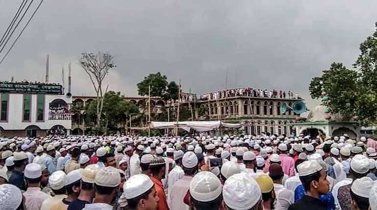 Tens of thousands mourners gather after cleric died in Bangladesh Tens of thousands mourners gather after cleric died in Bangladesh