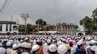 Tens of thousands mourners gather after cleric died in Bangladesh