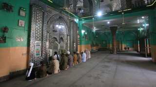 Pakistan lifts limit on mosque congregations as Muslim holy month approaches