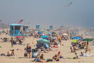 Thousands pack Southern California beaches despite coronavirus concerns