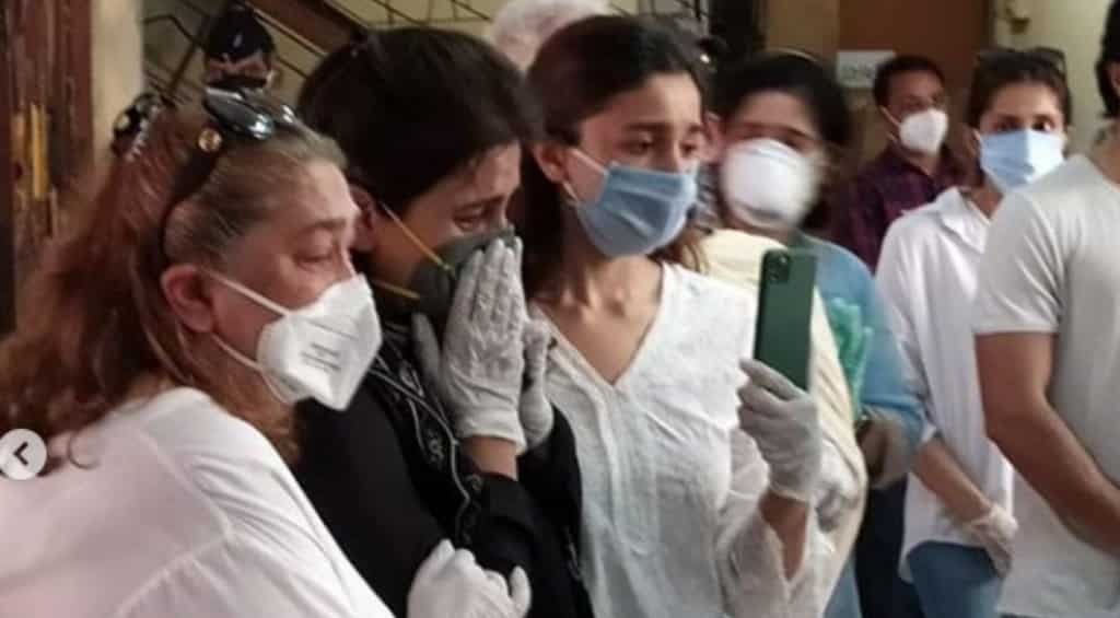 As Riddhima couldn't make it to dad Rishi Kapoor's funeral, this is how Alia Bhatt helped