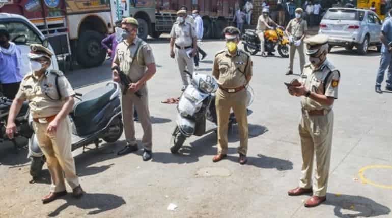 Unhappy over deployment in COVID-19 containment zones, 500 police personnel stage protest in Kolkata Unhappy over deployment in COVID-19 containment zones, 500 police personnel stage protest in Kolkata