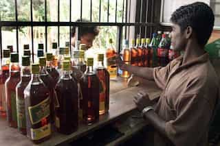 Long queues at liquor shops, authorities struggle to maintain social distancing