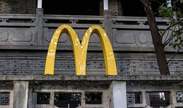 Customer shoots McDonald's employee after being told to leave due to coronavirus restrictions Customer shoots McDonald's employee after being told to leave due to coronavirus restrictions