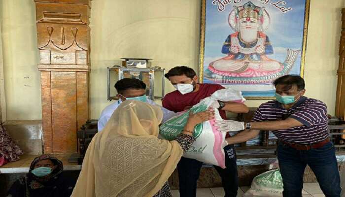 Shahid Afridi visits Shri Lakshmi Narayan temple in Pakistan, distributes food items to needy Shahid Afridi visits Shri Lakshmi Narayan temple in Pakistan, distributes food items to needy