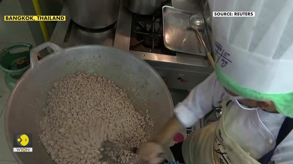 Thai chefs cook up 40,000 free lunches for people affected by pandemic