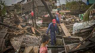 Typhoon 'Vongfong' strikes Philippines, over 150,000 people being evacuated