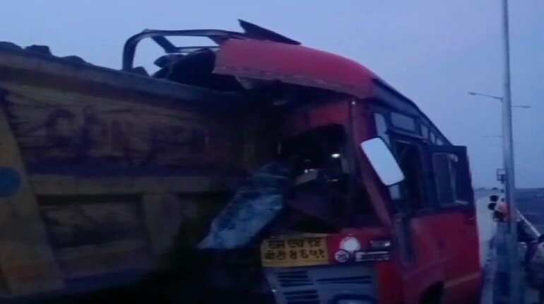 Maharashtra: 4 migrant workers killed, 15 injured as bus rams into truck Maharashtra: 4 migrant workers killed, 15 injured as bus rams into truck