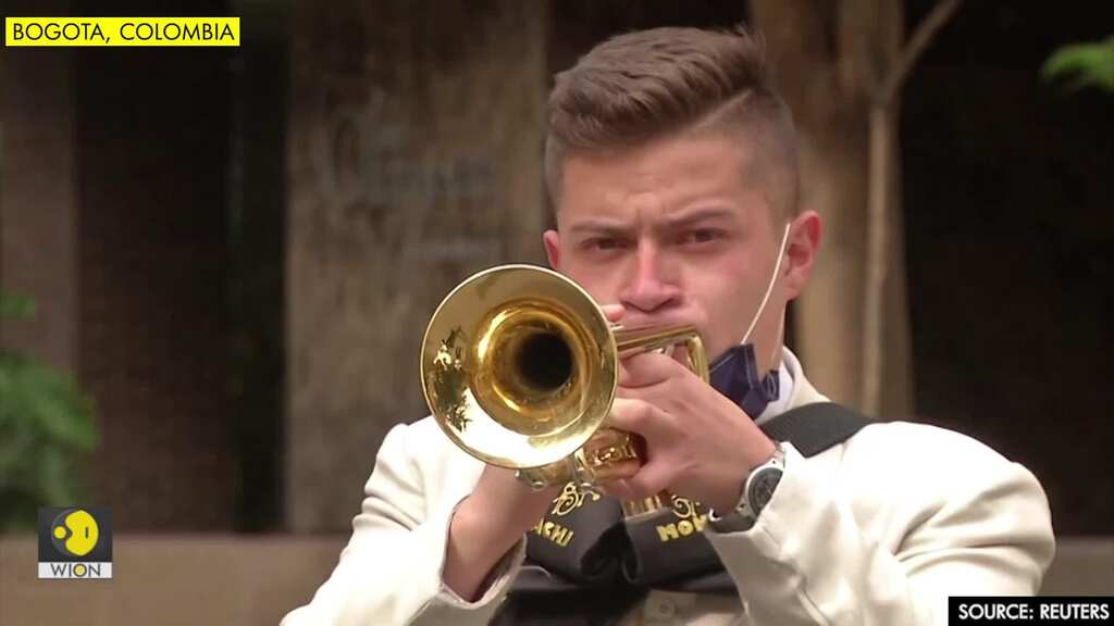 Mariachis delight quarantined Colombians with joyous street music