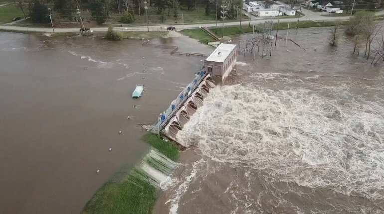 Emergency declared in Michigan after dams collapse; thousands evacuated Emergency declared in Michigan after dams collapse; thousands evacuated