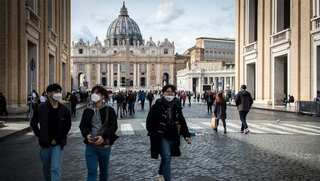 Rebel priests defy Vatican, vow to bless same-sex couples 