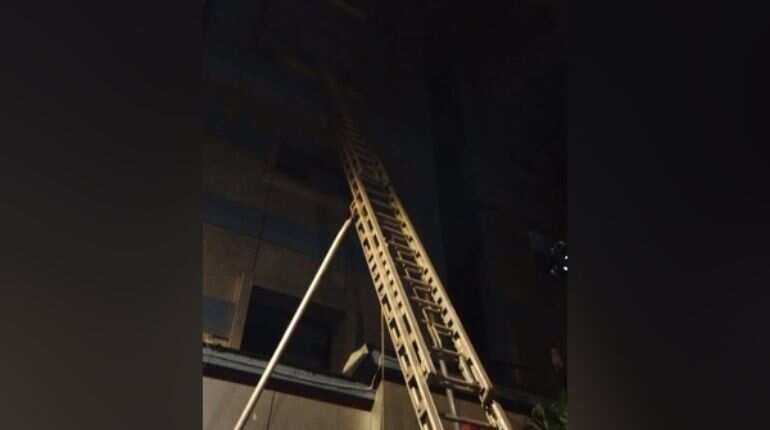 Mumbai: Fire breaks out in a hotel; 24 doctors rescued Mumbai: Fire breaks out in a hotel; 24 doctors rescued