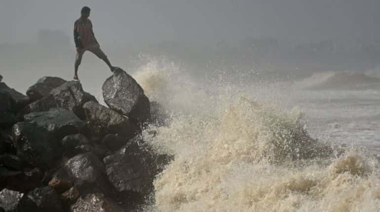 Tropical cyclone headed for southern India after causing little damage in Sri Lanka Tropical cyclone headed for southern India after causing little damage in Sri Lanka