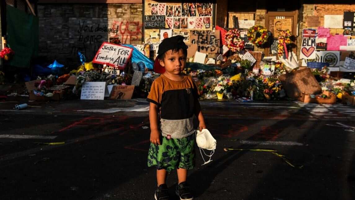 A young boy mourns Floyd