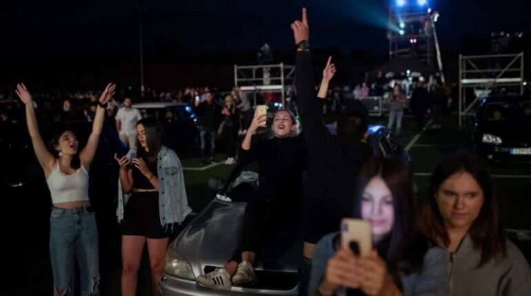 5,000 music fans have COVID tests before non-distanced concert in Barcelona