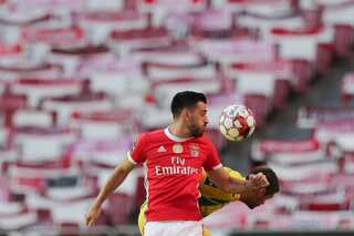 Benfica bus stoned after first game back, two players injured