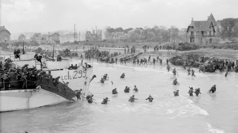 Canadian troops reaching Juno Beach
