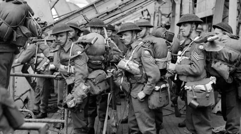 British troops disembark HMCS Prince David