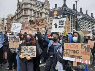 Anti-racism protestors clash with mounted police in Britain