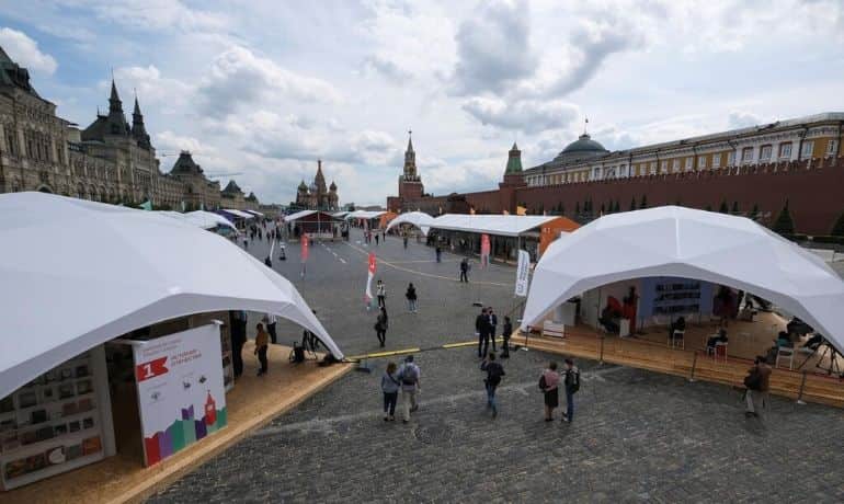 Moscow's annual book fair draws crowds despite coronavirus curbs Moscow's annual book fair draws crowds despite coronavirus curbs