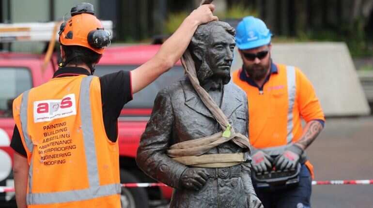 New Zealand: Controversial colonist's statue brought down